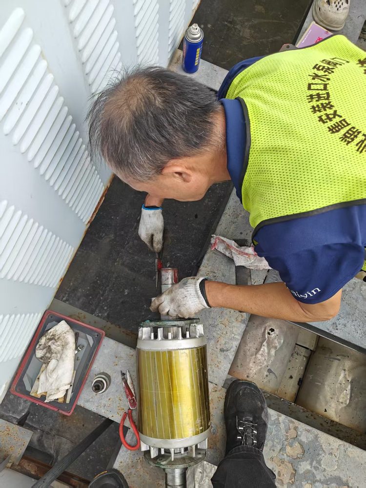 员工在转子轴端附近使用手工具