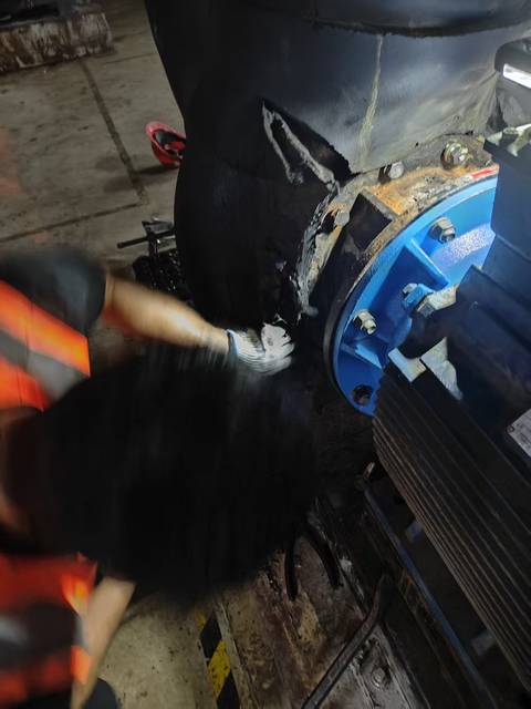 上海外高桥现场电机轴承端盖安装及保温棉处理