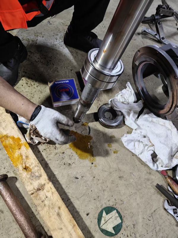 带轴承的泵轴与包装置于工作台旁