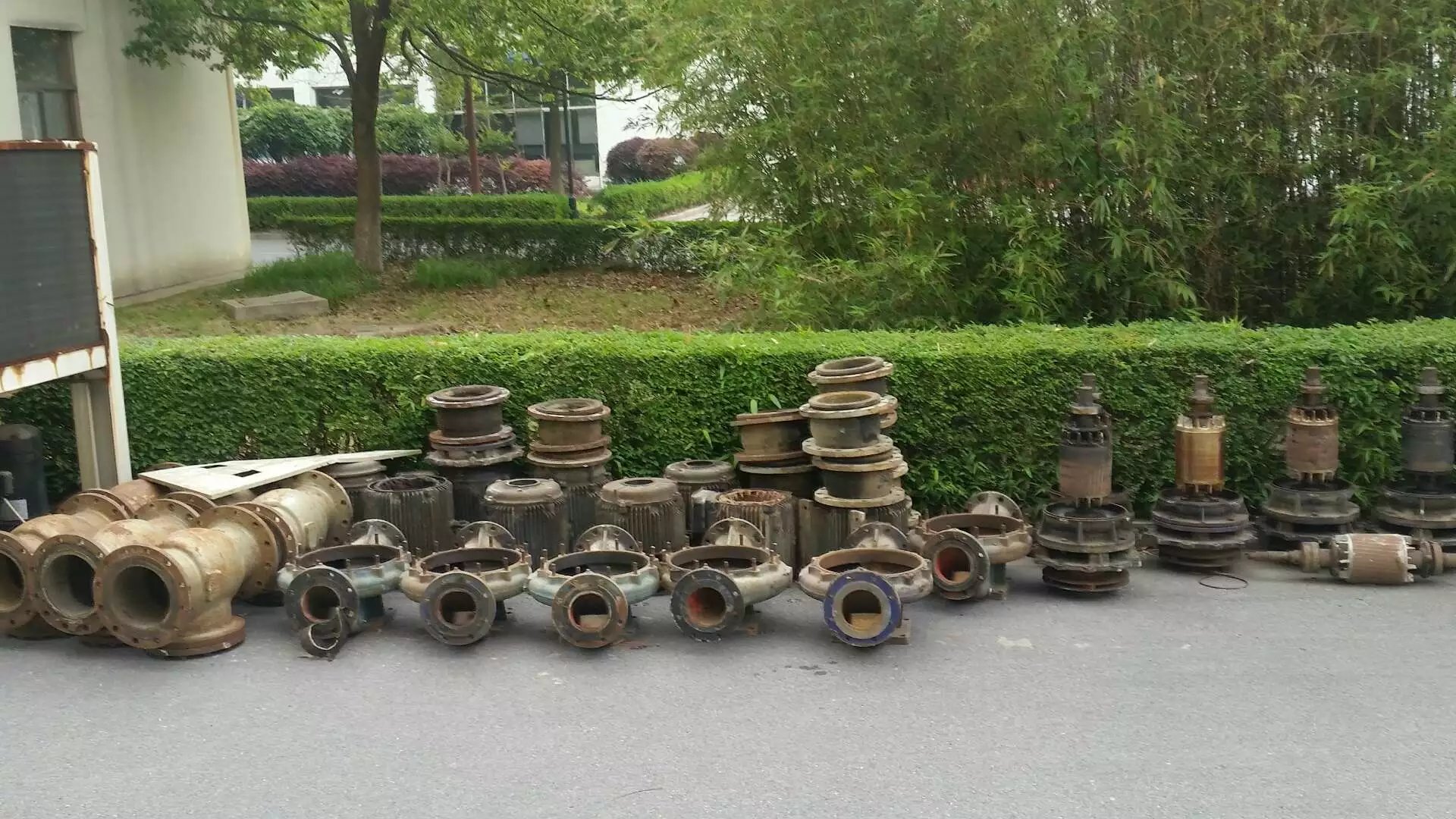 扬州医院楼顶管道泵旧件分体下楼
